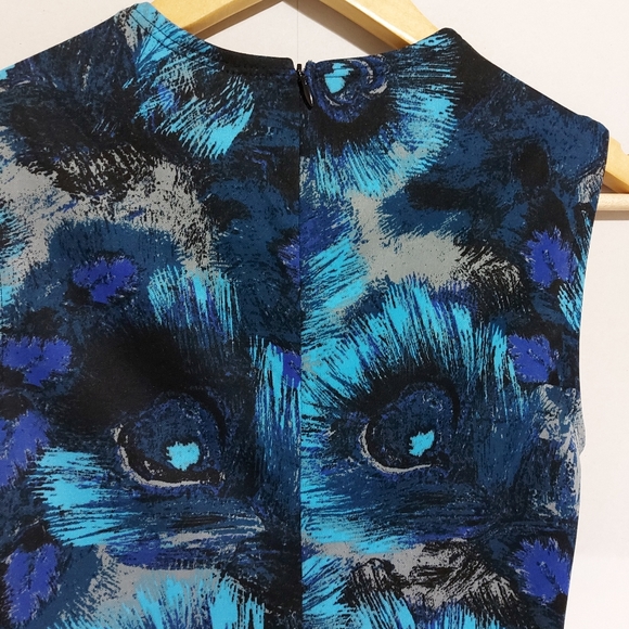 Design Lab Peacock Design With Front Cutout - Picture 7 of 10